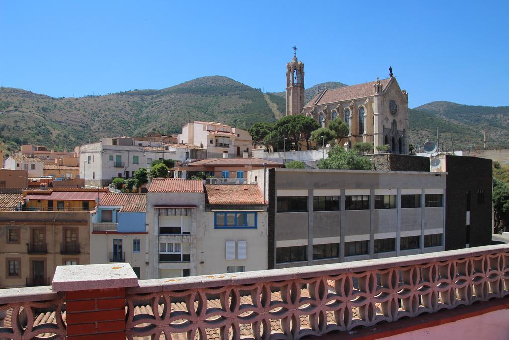 Hostal Portbou Bagian luar foto