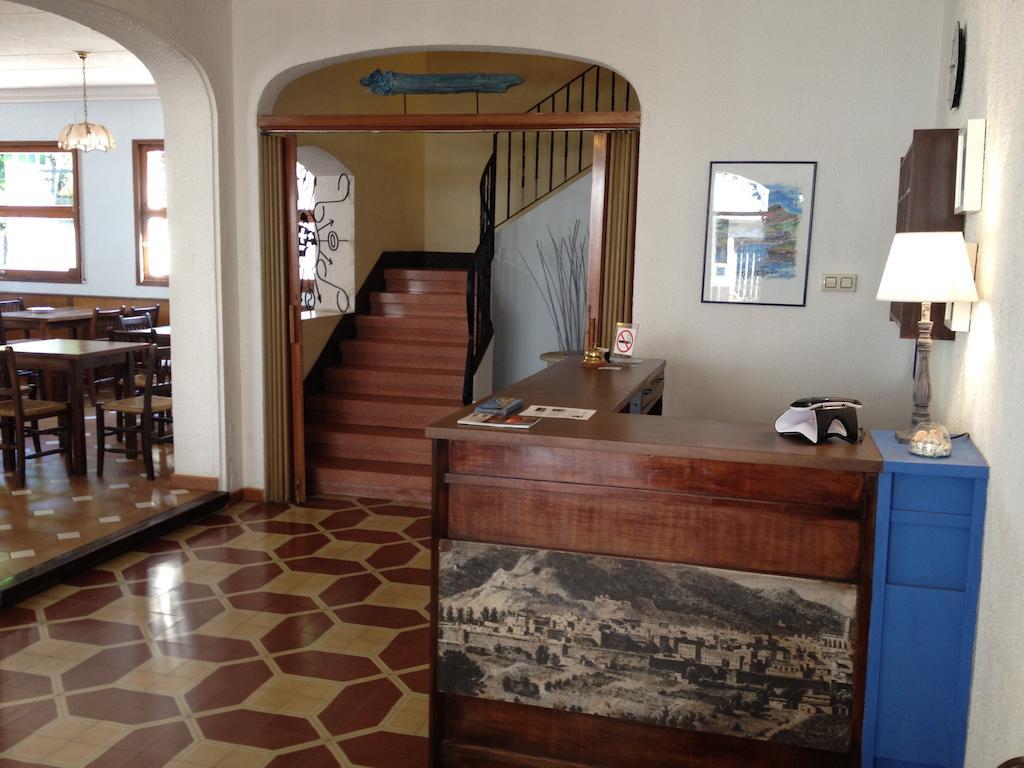 Hostal Portbou Bagian luar foto