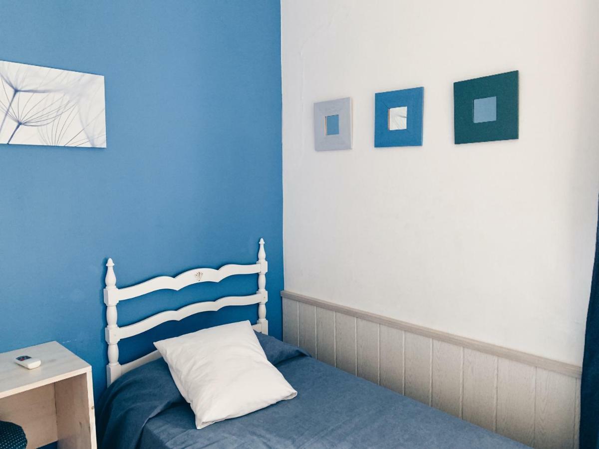 Hostal Portbou Bagian luar foto
