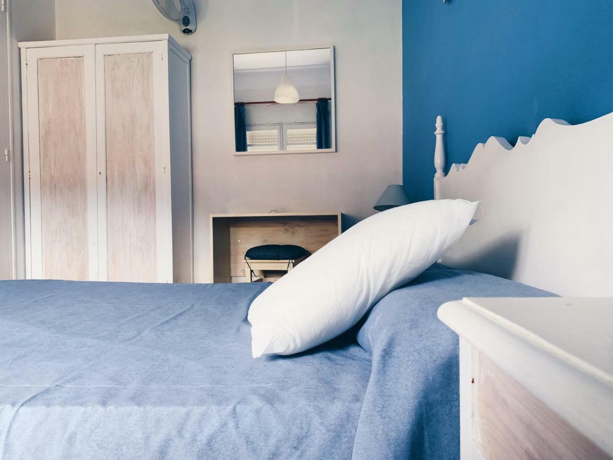 Hostal Portbou Bagian luar foto