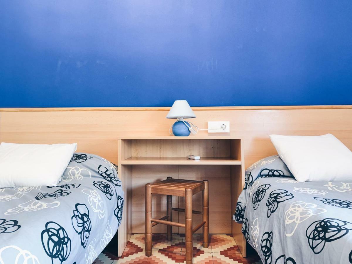Hostal Portbou Bagian luar foto