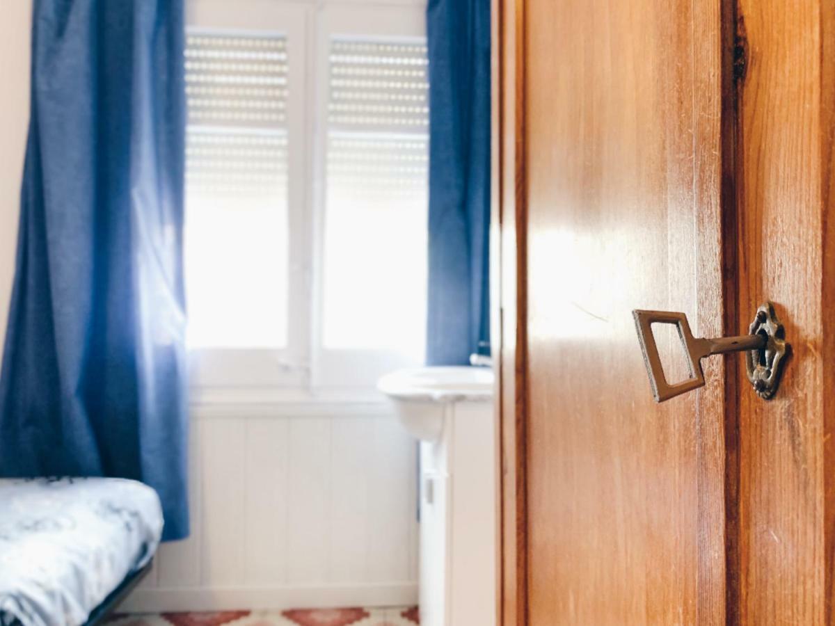 Hostal Portbou Bagian luar foto