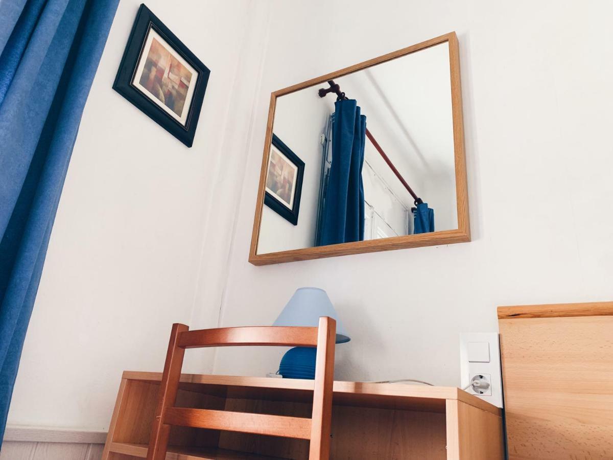 Hostal Portbou Bagian luar foto