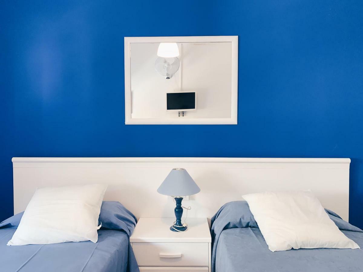 Hostal Portbou Bagian luar foto